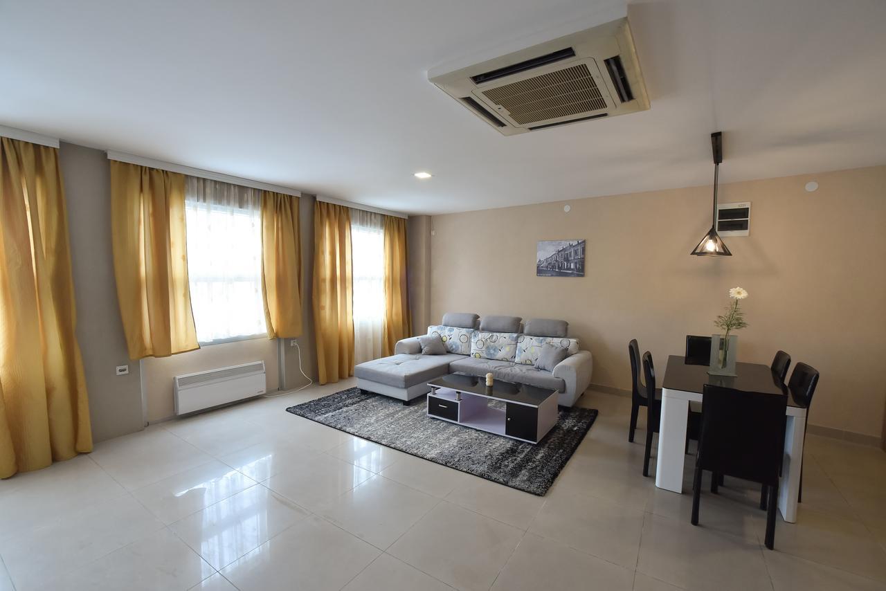 City Center Apartments 피로트 외부 사진