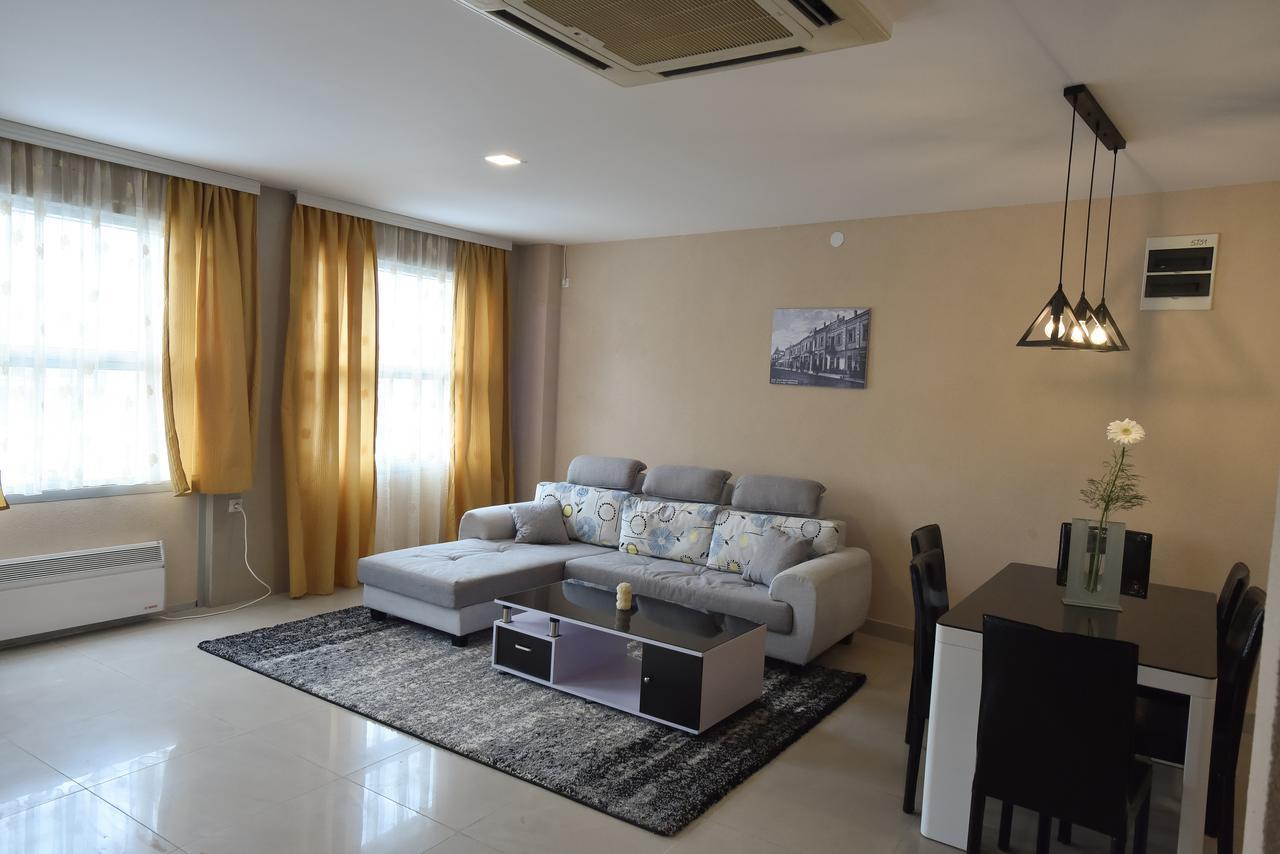 City Center Apartments 피로트 외부 사진