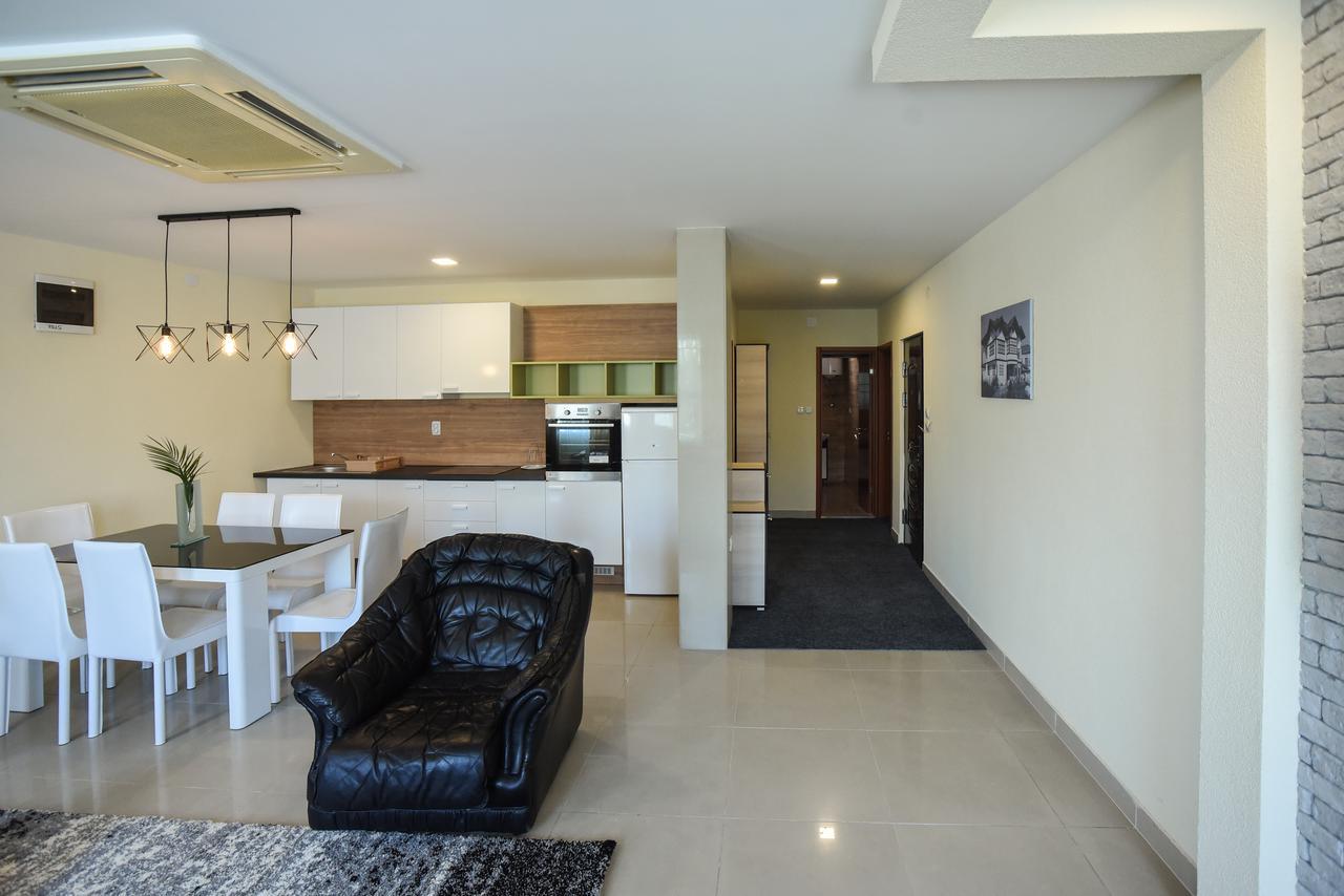 City Center Apartments 피로트 외부 사진
