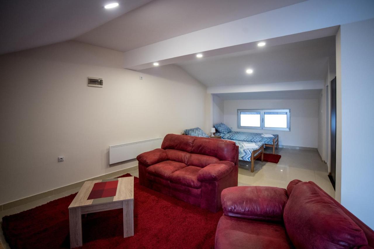 City Center Apartments 피로트 외부 사진